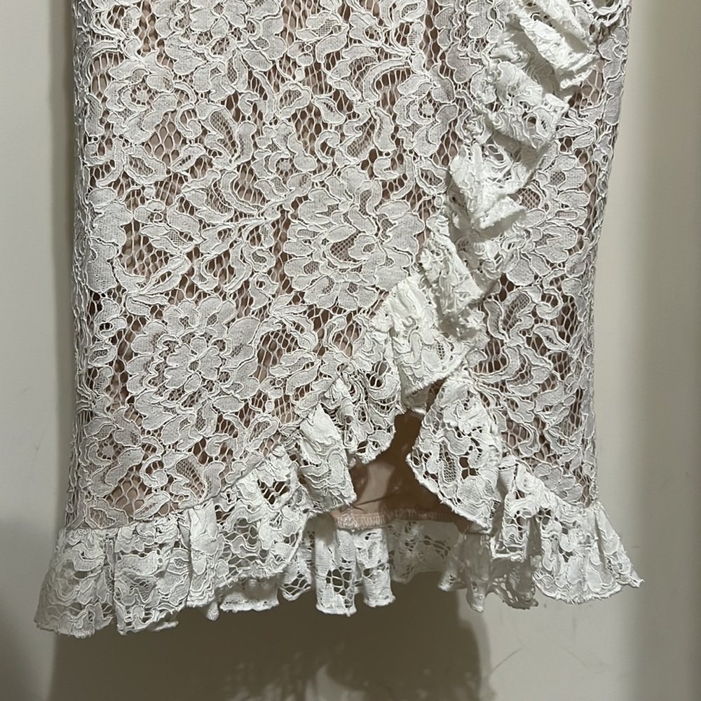 Selfie Leslie Azusa Asymmetrical Hem Lace Dress in white. Size Xs - Picture 10 of 10
